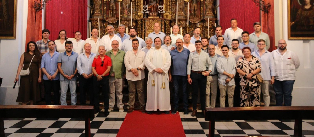 Asistentes al encuentro de hermandades de la Vera Cruz celebrado en Tocina (Sevilla)