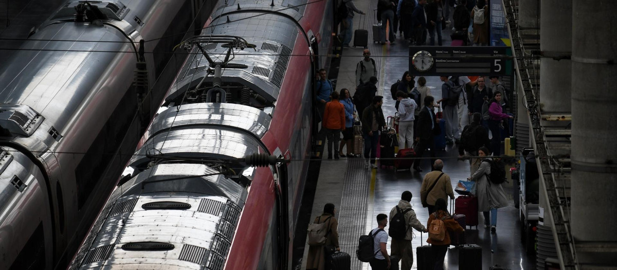 Decenas de personas en un andén de la estación de Atocha.