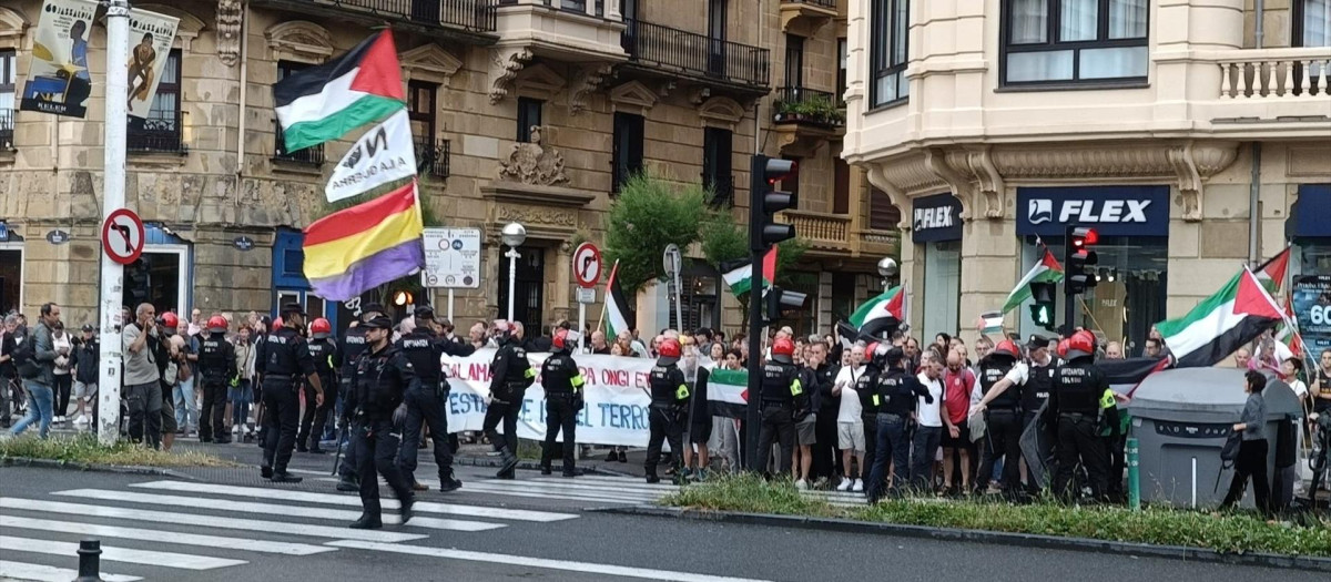 Protesta contra Calamaro en San Sebastián