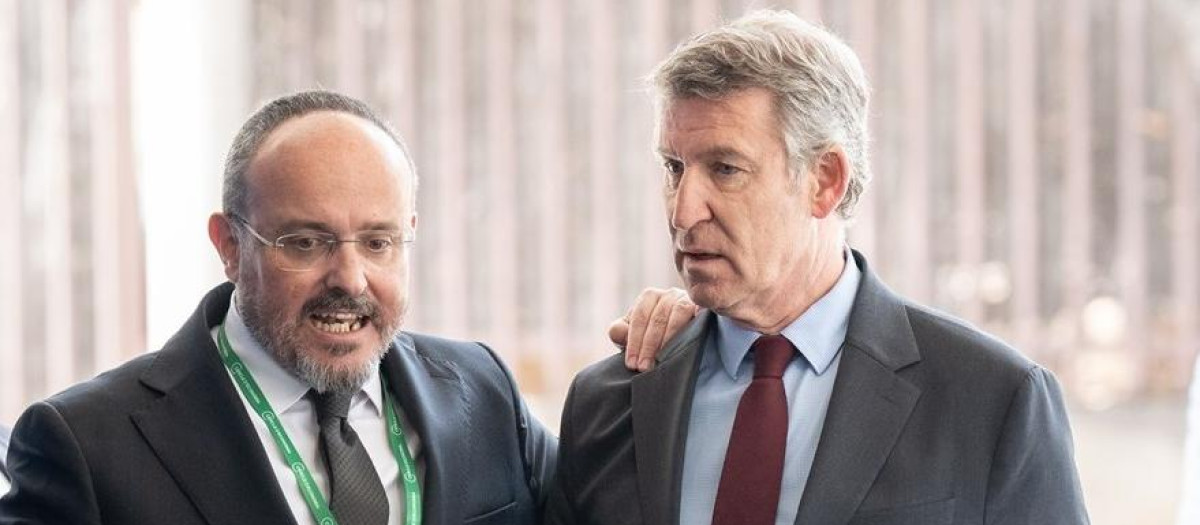 El presidente del PP, Alberto Núñez Feijóo, y el presidente del PP catalán, Alejandro Fernández