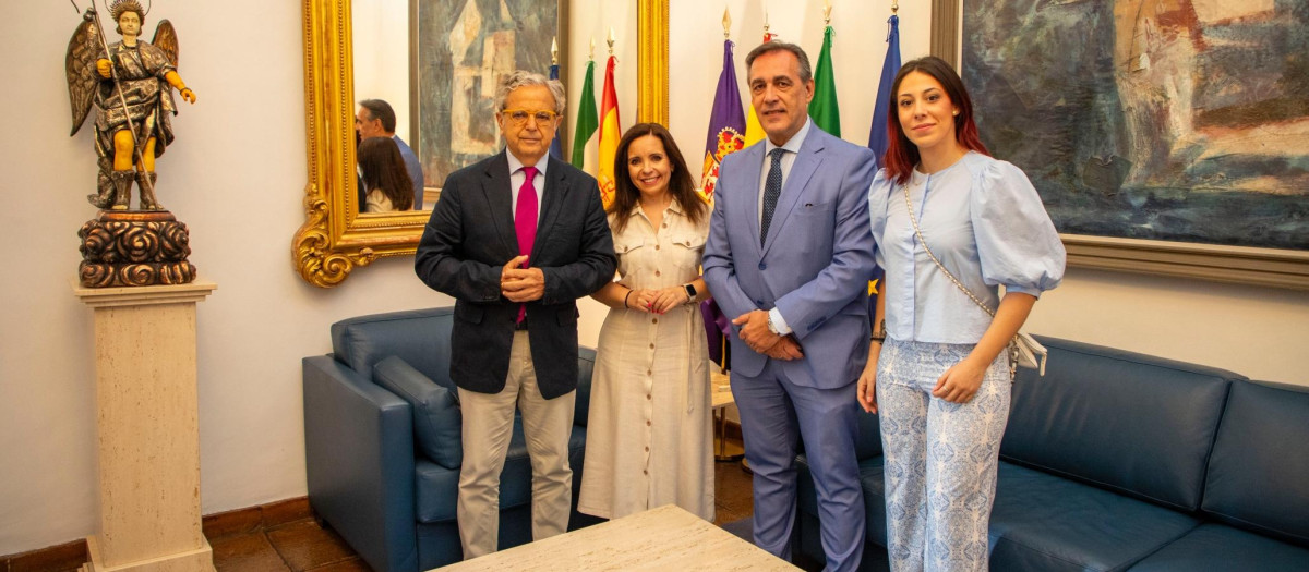Salvador Fuentes, con los firmantes de los convenios