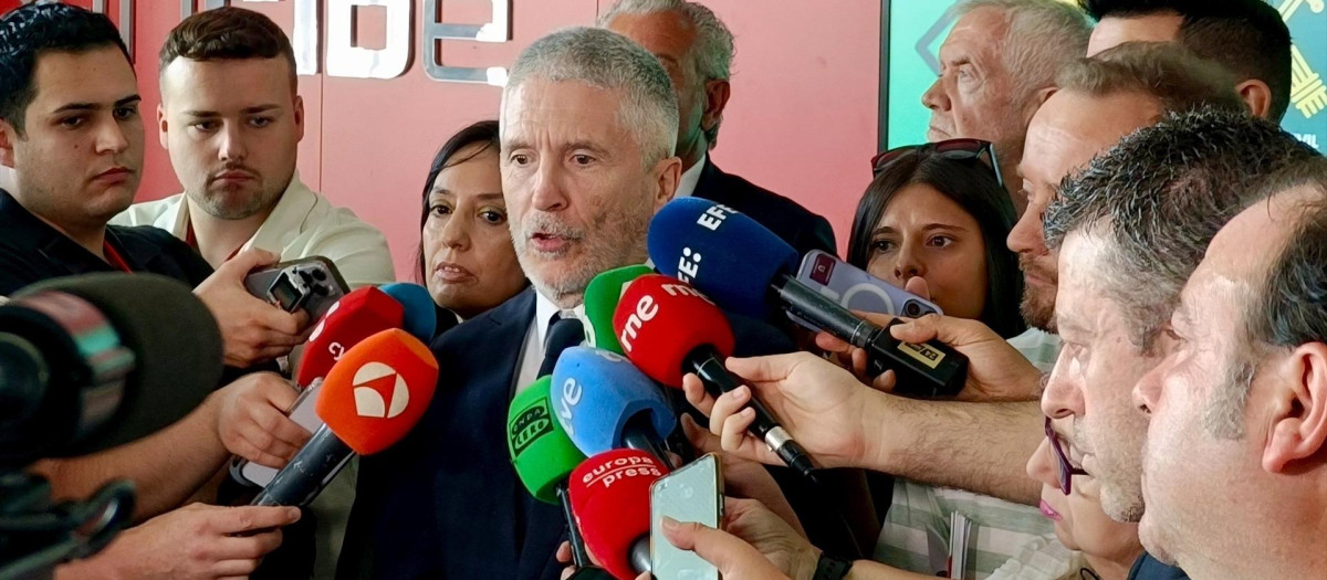 El ministro de Interior, Fernando Grande-Marlaska, atiende a los medios de comunicación en León