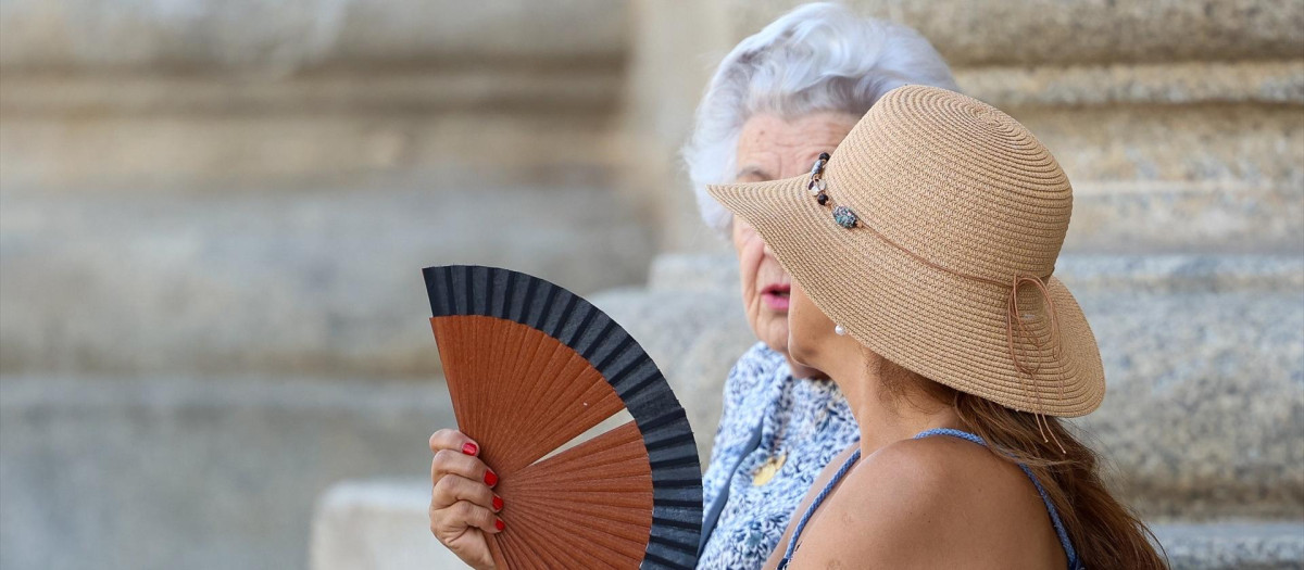 (Foto de ARCHIVO)
Una mujer se abanica durante la ola de calor, a 30 de junio de 2025, en Madrid (España). Las 17 comunidades autónomas están en alerta por altas temperaturas en el segundo día de la ola de calor. Sevilla alcanza los 42 °C y otras ciudades como Zaragoza, Lérida, Córdoba y Badajoz llegan a 41 °C. La alerta es naranja en gran parte del país y amarilla en Canarias, Asturias, Baleares, Cantabria, Castilla y León, Castilla-La Mancha, Madrid y Murcia.

Marta Fernández / Europa Press
30/6/2025