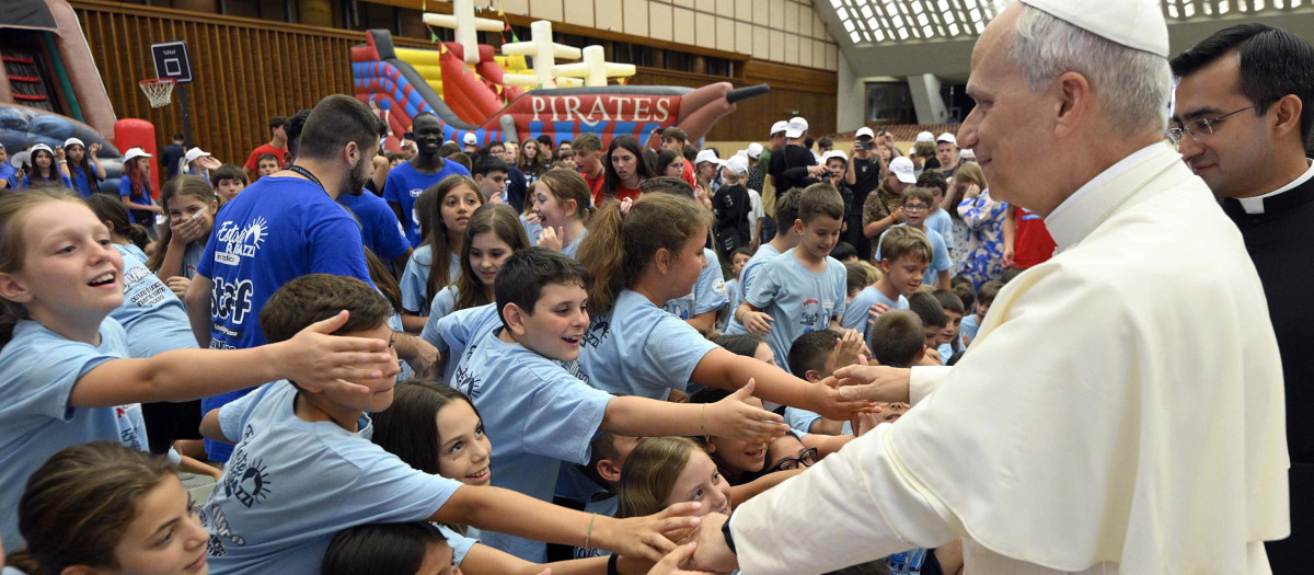 VATICAN CITY (Vatican City State (Holy See)), 03/07/2025.- A handout picture provided by the Vatican Media shows Pope Leo XIV (2-R) greeting children during an audience with children and young people participating in the 'Estate Ragazzi in Vaticano' summer camp in the Paul VI Hall, Vatican City, 03 July 2025. Several hundred children, including Ukrainian, and young people gathered in the Paul VI Hall for the Vatican summer camp. (Papa) EFE/EPA/VATICAN MEDIA HANDOUT HANDOUT EDITORIAL USE ONLY/NO SALES