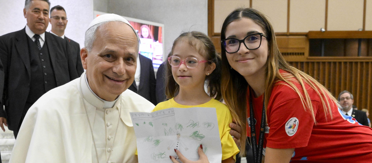 VATICANO (VATICANO), 03/07/2025.- El papa León XIV ha saludado este jueves a cientos de niños que pasan las vacaciones de verano en el Vaticano, así como a cerca de 300 jóvenes ucranianos, y les ha emplazado a "construir puentes" para evitar las guerras. EFE/ Vaticano / Simone Risoluti / SOLO USO EDITORIAL/SOLO DISPONIBLE PARA ILUSTRAR LA NOTICIA QUE ACOMPAÑA (CRÉDITO OBLIGATORIO)