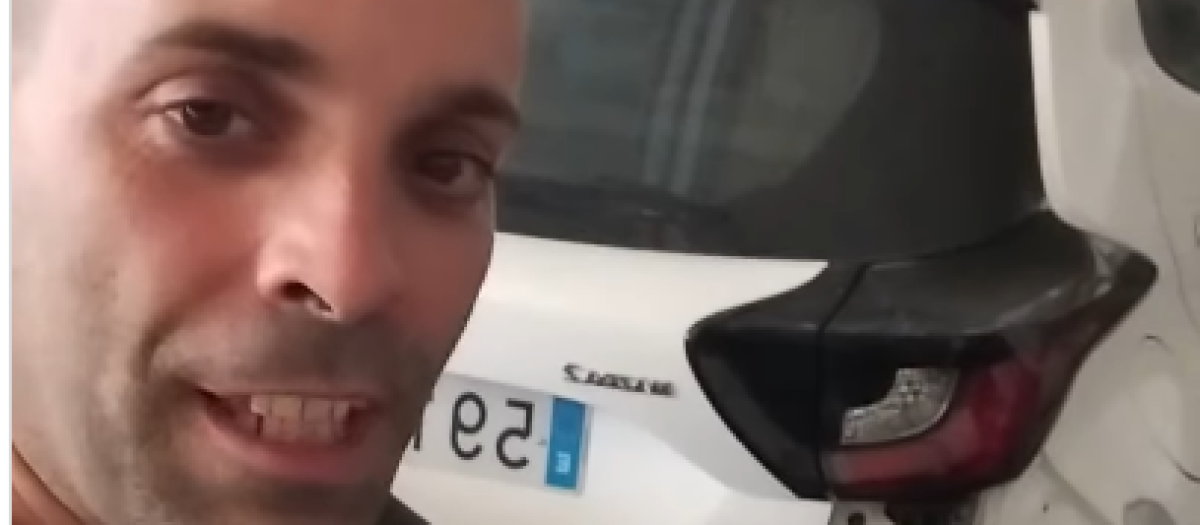 El protagonista junto al coche en cuestión