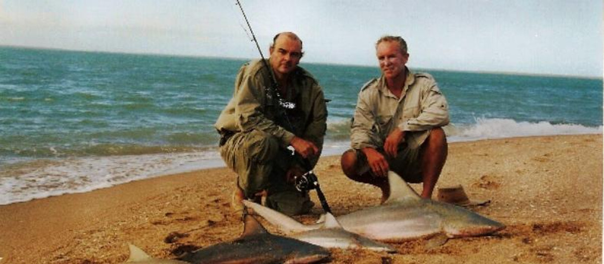 El autor junto a Simón Kyle-Little, pescando tiburones en el golfo de Carpentaria