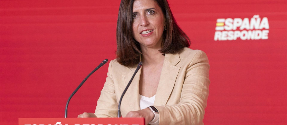 La portavoz del PSOE, Esther Peña, en una rueda de prensa en la sede de Ferraz