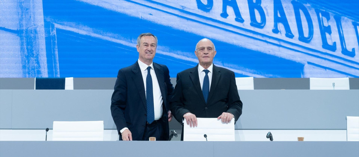 El consejero delegado de Banco Sabadell, César González-Bueno (i), y el presidente de Banco Sabadell, Josep Oliu (d), durante la junta general de accionistas del Banco Sabadell, a 20 de marzo de 2025, en Sabadell, Barcelona, Catalunya (España). Celebra su primera junta tras la vuelta a Cataluña y los accionistas tendrán que validar la renovación del consejero delegado así como la nueva política de remuneraciones para 2025.

David Zorrakino / Europa Press
20 MARZO 2025;SABADELL;JUNTA;ACCIONISTAS;BANCO;ECONOMÍA;JUNTA ORDINARIA;
20/3/2025