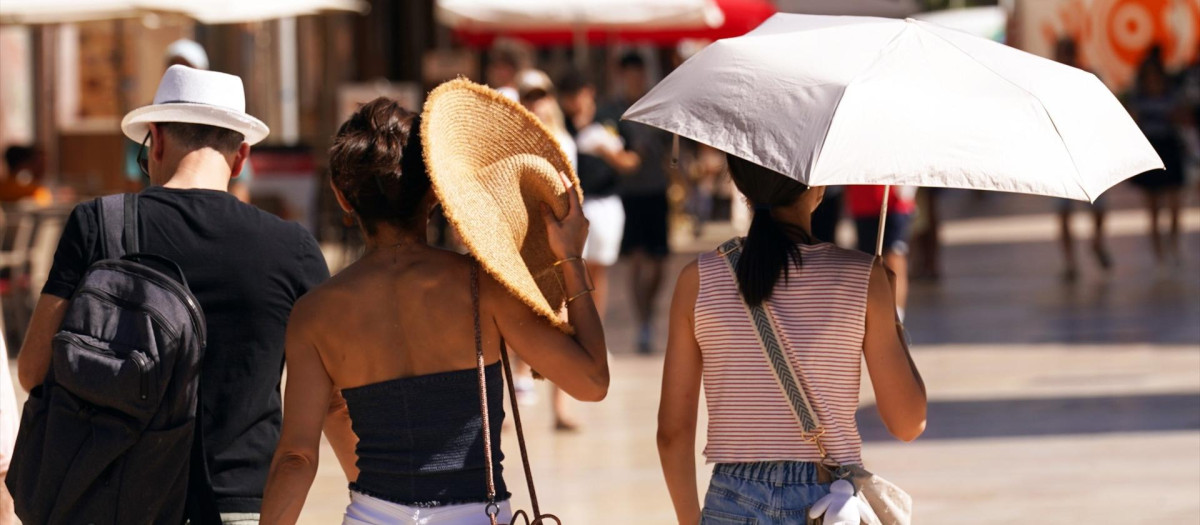 Imágenes de personas por las calles de Málaga en plena ola de calor