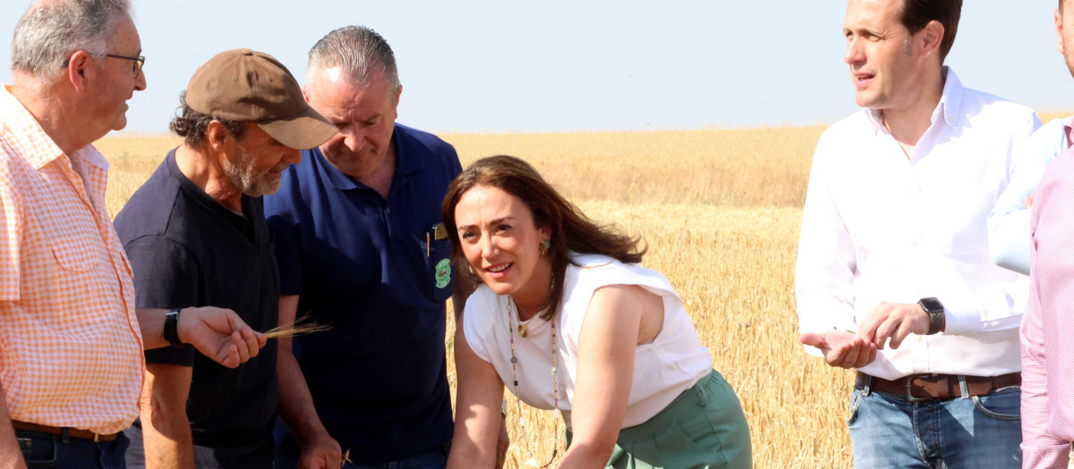 La consejera de Agricultura, Ganadería y Desarrollo Rural, María González Corral, en Mayorga (Valladolid)