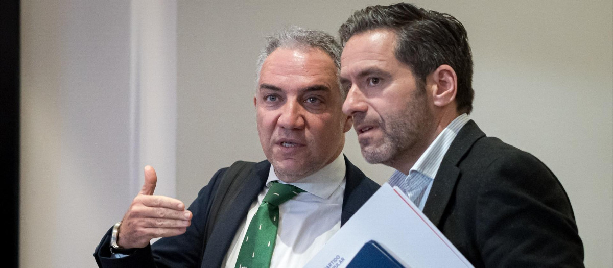 El vicesecretario de Coordinación Autonómica y Local del PP, Elías Bendodo (i) y el portavoz del PP, Borja Sémper