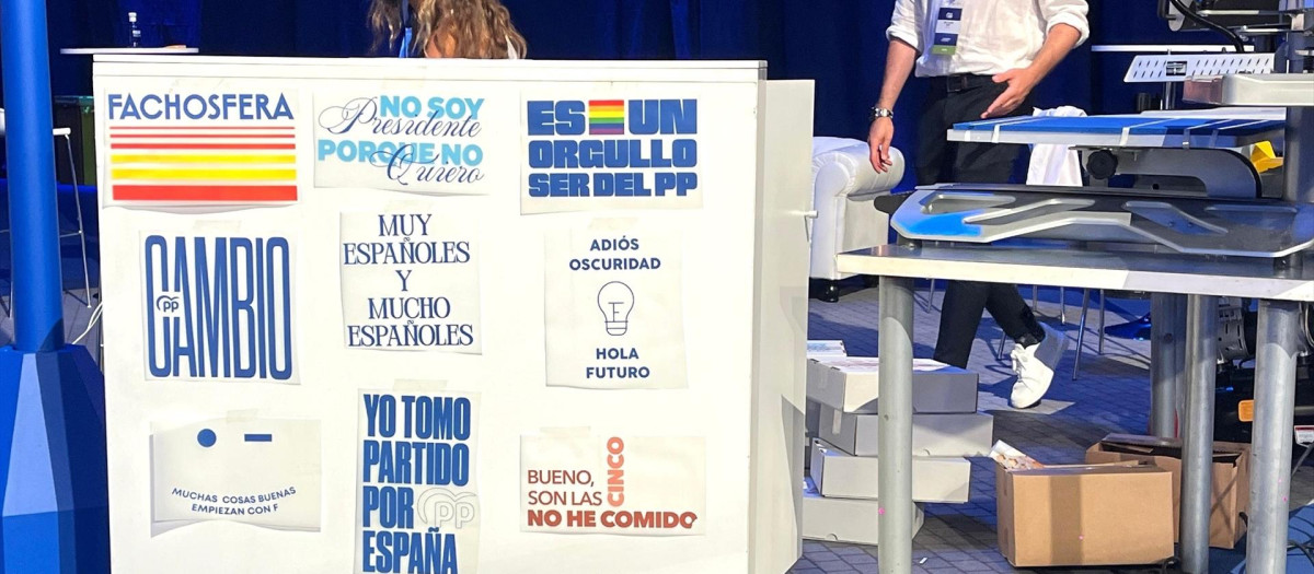 Stand de venta de camisetas en el XXI congreso nacional del Partido Popular.
EUROPA PRESS
04/7/2025
