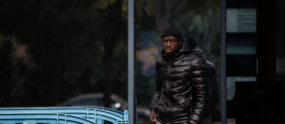 Un inmigrante frente al CREADE de Pozuelo de Alarcón