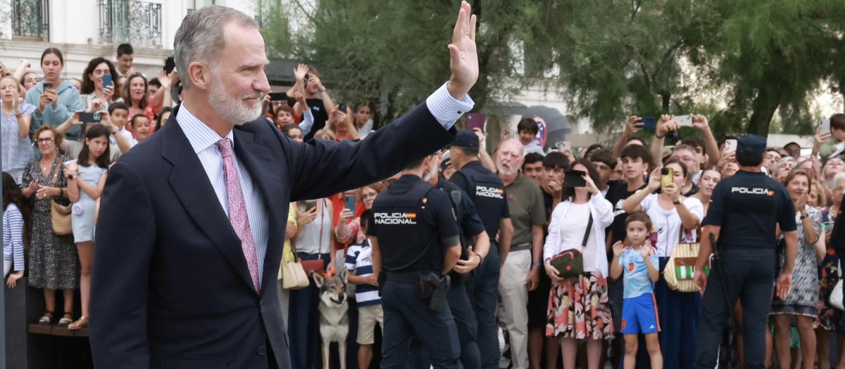 El Rey ha sido recibido con aplausos y vivas por el numeroso público que le esperaba en Santander
