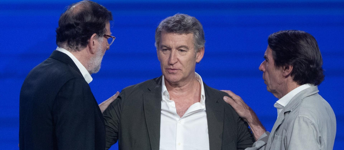 El expresidente del Gobierno, Mariano Rajoy, el presidente del PP, Alberto Núñez Feijóo, y el expresidente del Gobierno, José María Aznar