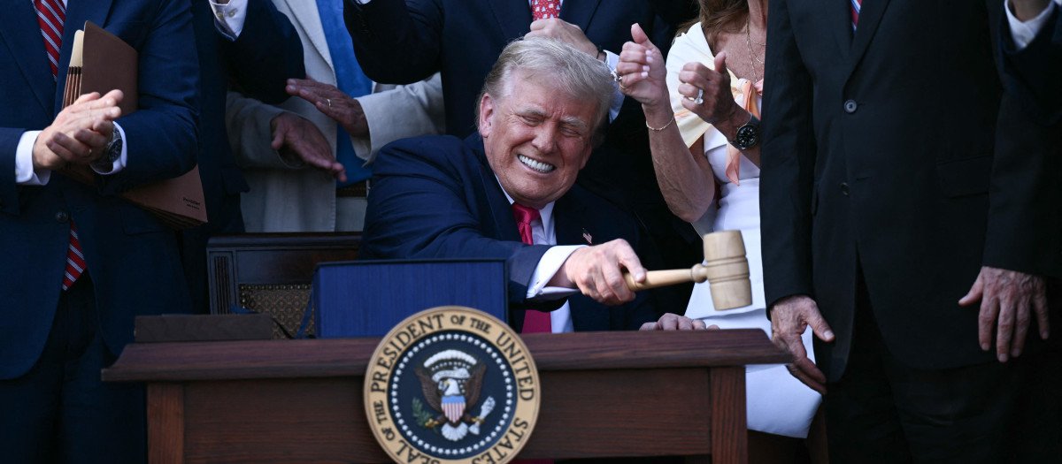 El presidente de Estados Unidos, Donald Trump, golpea con el mazo tras firmar la "Gran y Hermosa Ley de la Ley" en la Casa Blanca, en Washington