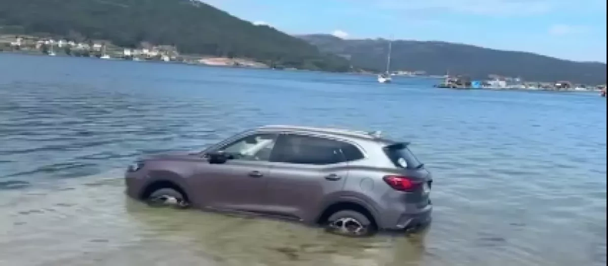 Uno de los coches de un turista cubierto por la marea