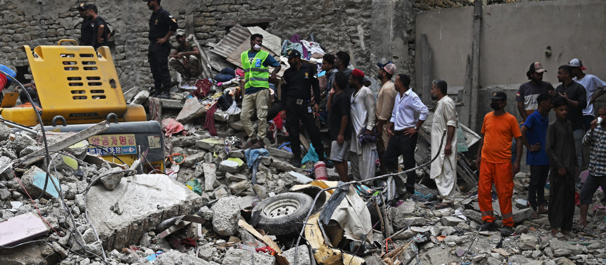 Los equipos de rescate realizan una operación de búsqueda entre los escombros de un edificio residencial derrumbado en Karachi