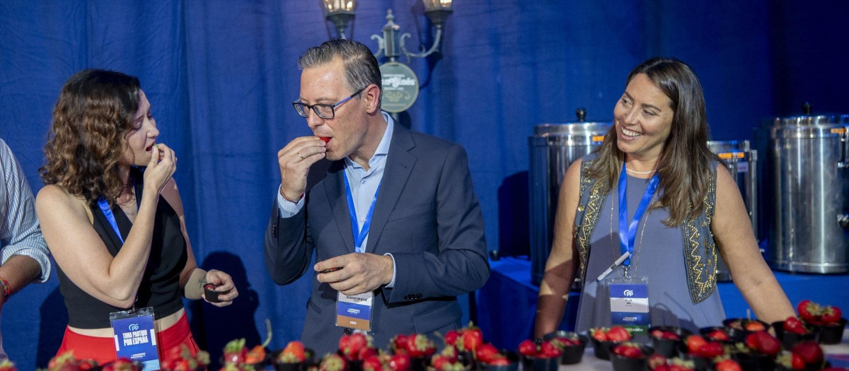 La presidenta de la Comunidad de Madrid, Isabel Díaz Ayuso (i), y el secretario general del PP de la Comunidad de Madrid, Alfonso Serrano
