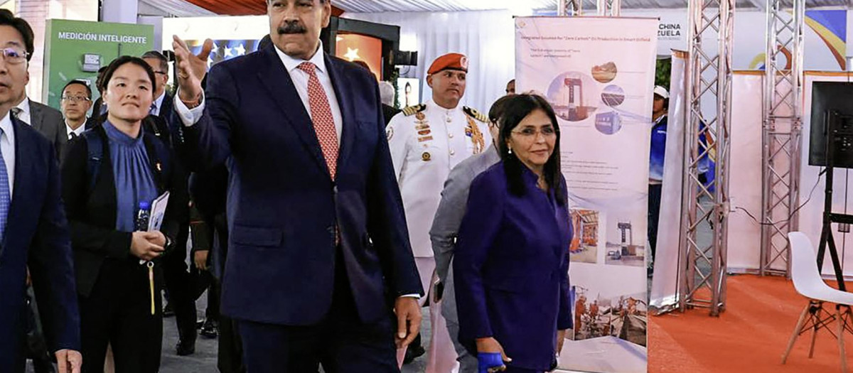 presidente de Venezuela, Nicolás Maduro (centro), junto al presidente del Banco de Desarrollo de China, Tan Jiong (izq.), y la vicepresidenta de Venezuela, Delcy Rodríguez