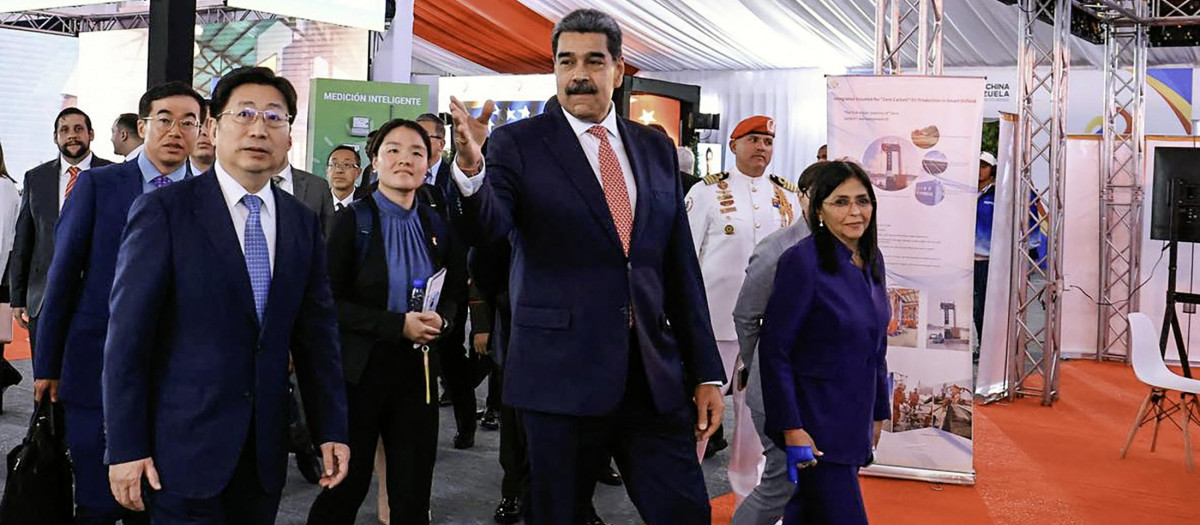 presidente de Venezuela, Nicolás Maduro (centro), junto al presidente del Banco de Desarrollo de China, Tan Jiong (izq.), y la vicepresidenta de Venezuela, Delcy Rodríguez