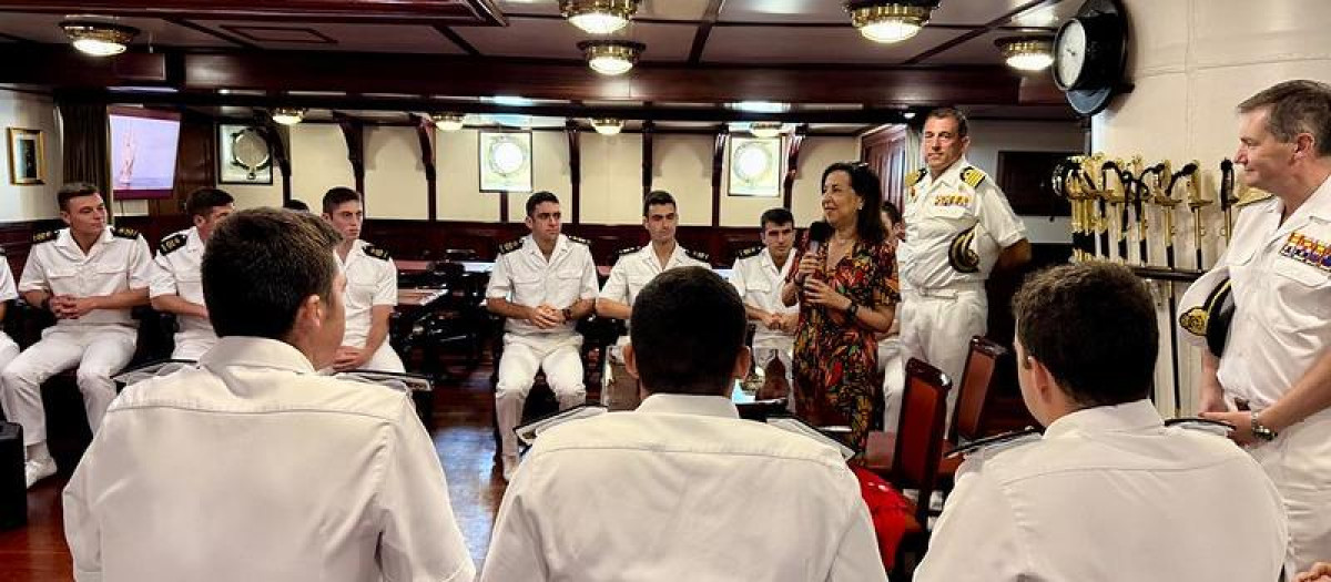 La ministra de Defensa; Margarita Robles, durante su visita al buque escuela de la Armada española Juan Sebastián ed Elcano