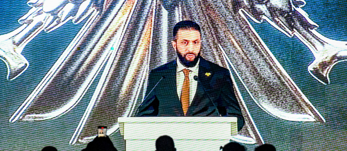 Pantalla gigante con el presidente interino de Siria, Ahmad Al-Sharaa, pronuncia un discurso en el palacio presidencial durante la inauguración del nuevo emblema nacional