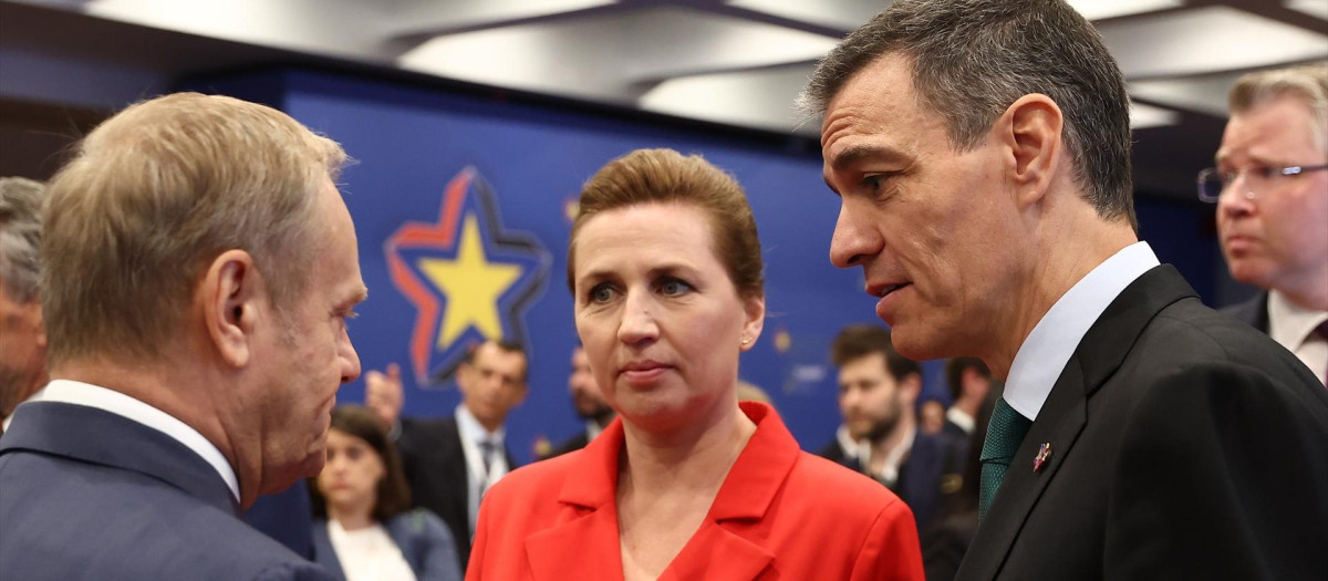 Pedro Sánchez conversa con sus homólogos de Dinamarca, Mette Frederiksen y de Polonia, Donald Tusk