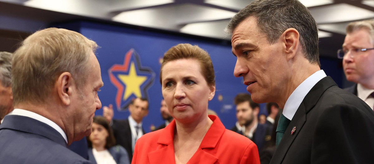 Pedro Sánchez conversa con sus homólogos de Dinamarca, Mette Frederiksen y de Polonia, Donald Tusk