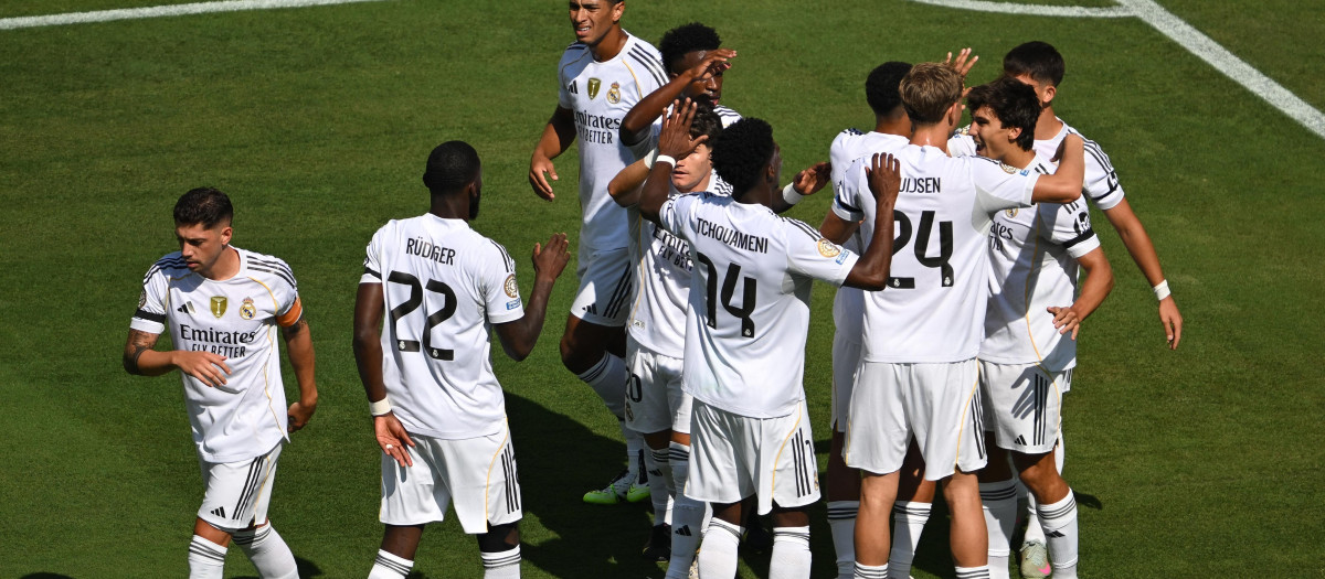Gonzalo García celebra su gol ante el Dortmund con sus compañeros