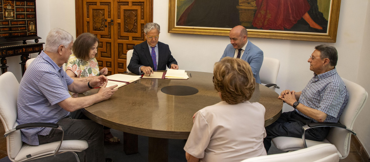 Firma del convenio con la Asociación Cultural La Tribu Educa