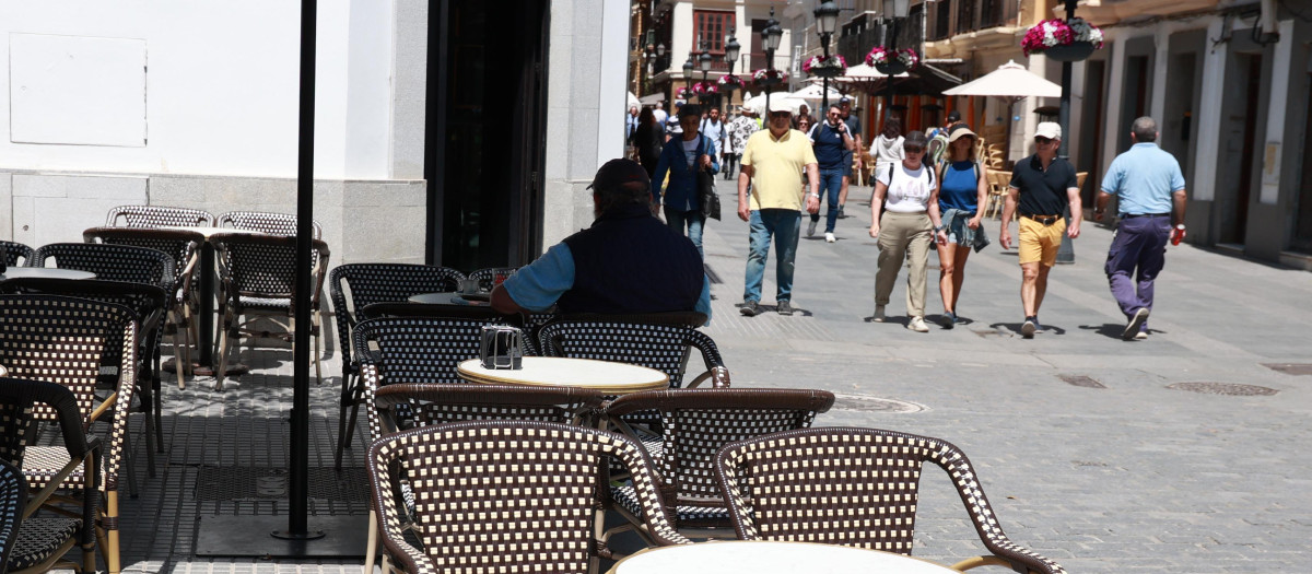 (Foto de ARCHIVO)
Mesas de terraza en un bar de Cádiz.

ROCÍO RUZ/EUROPA PRESS
23/4/2024