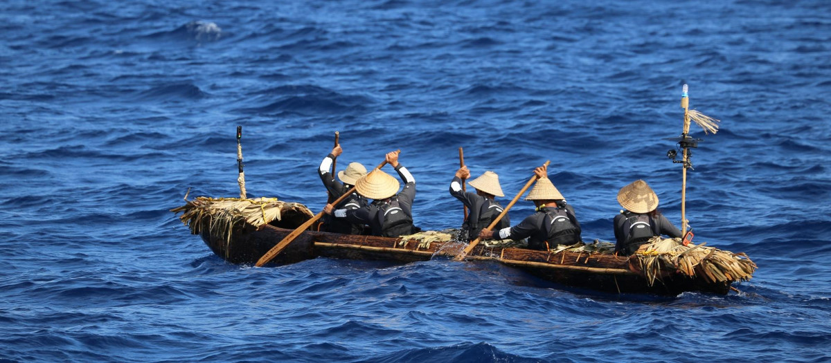 El equipo japonés a bordo de la canoa con la que simularon la migración humana