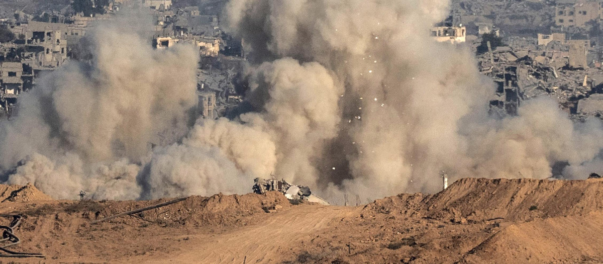 Columnas de humo y escombros durante un ataque israelí contra la franja de Gaza