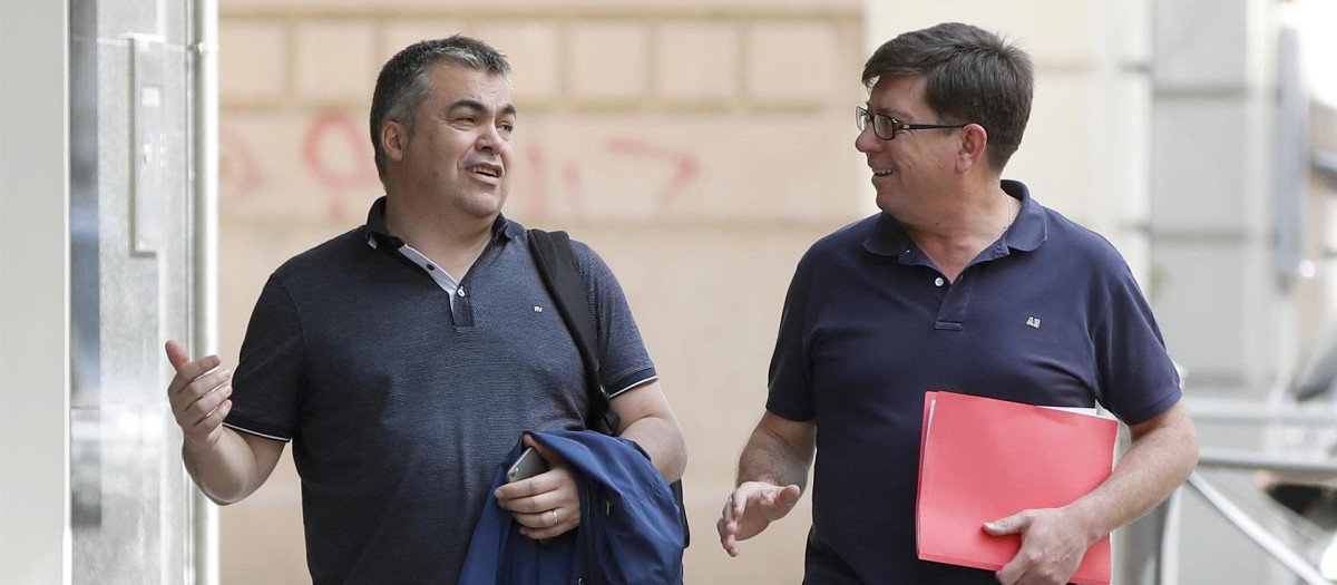 Los representantes de la candidatura de Pedro Sánchez para la primarias del PSOE, Santos Cerdán (i) y Francisco Salazar, a su llegada a una reunión de representantes de las tres candidaturas a las primarias, hoy en la sede de Ferraz