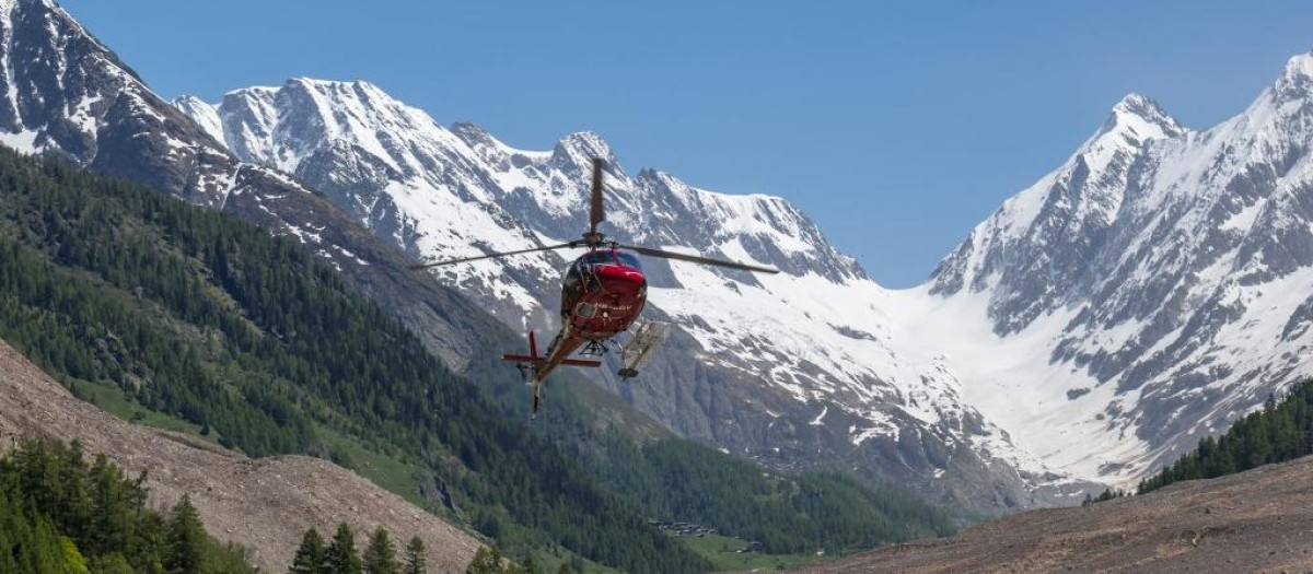 Imagen de archivo de un helicóptero volando sobre un glaciar en Suiza