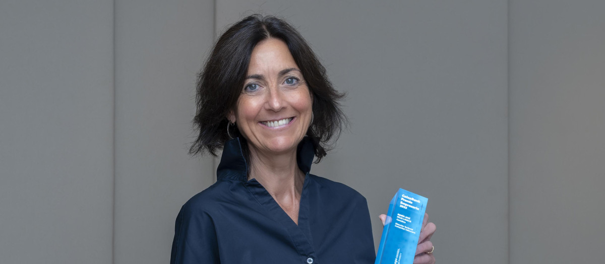 Imagen de la directora general de Helados Estiu, María José Félix, con el premio "CaixanBank Premio"