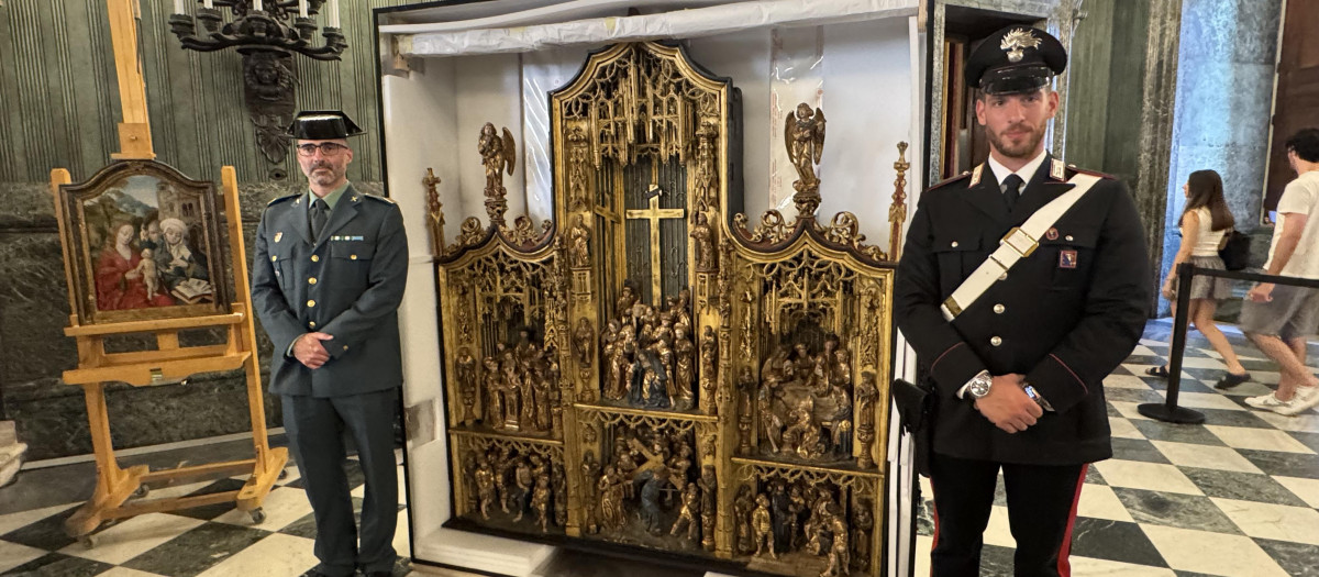 Un Guardia Civil y un policía italiano custodian el retablo de Brueghel el Joven extraído ilegalmente de España