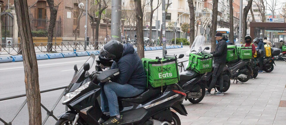 Un repartidor de la empresa Uber Eats.