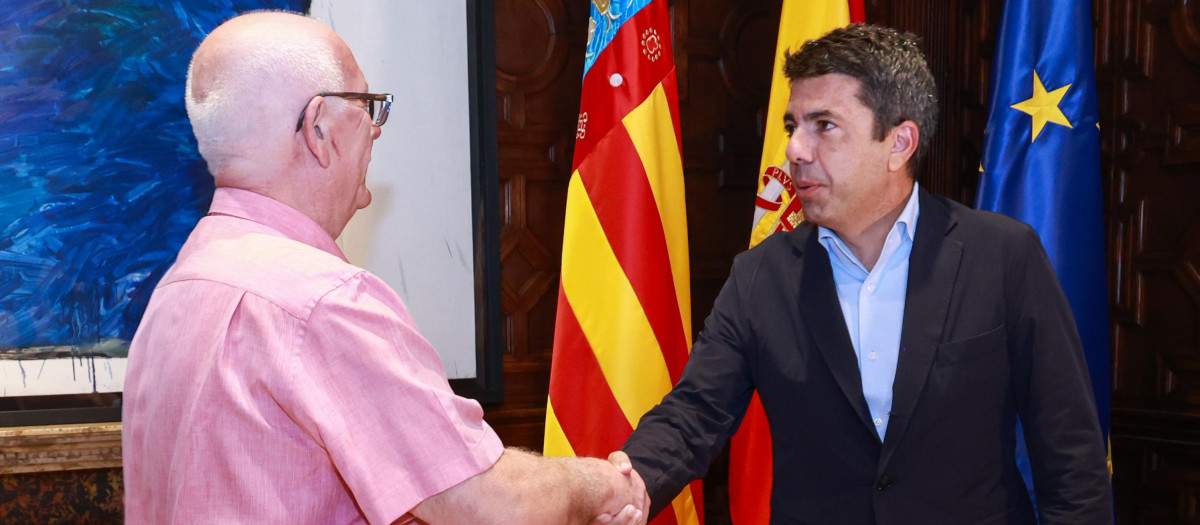 Imagen de Carlos Mazón junto a Vicent Císcar, alcalde de Paiporta, uno de los municipios de la zona cero de la dana