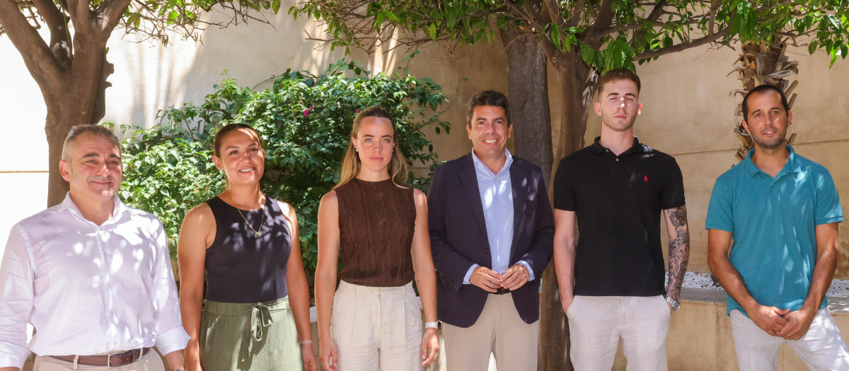 Imagen de jóvenes agricultores junto al presidente de la Generalitat Valenciana, Carlos Mazón, en la presentación de las ayudas al sector agrario valenciano