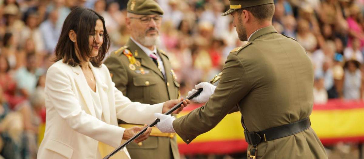 La consejera de Interior, Núria Parlon, entrega la réplica de la espada de Jaime I al número uno de la promoción