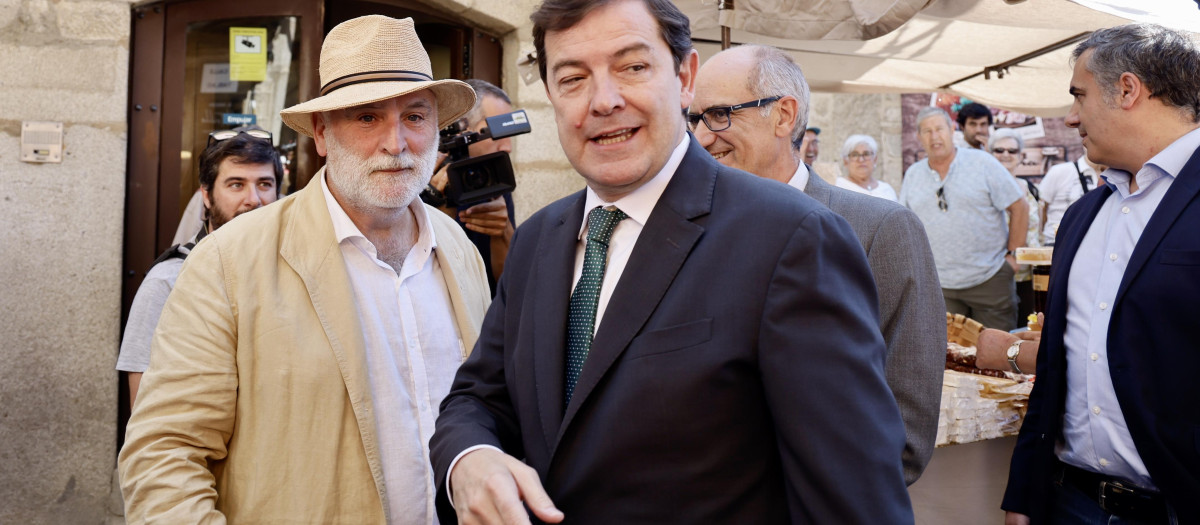 El presidente de la Junta de Castilla y León, Alfonso Fernández Mañueco, con el cocinero José Andrés