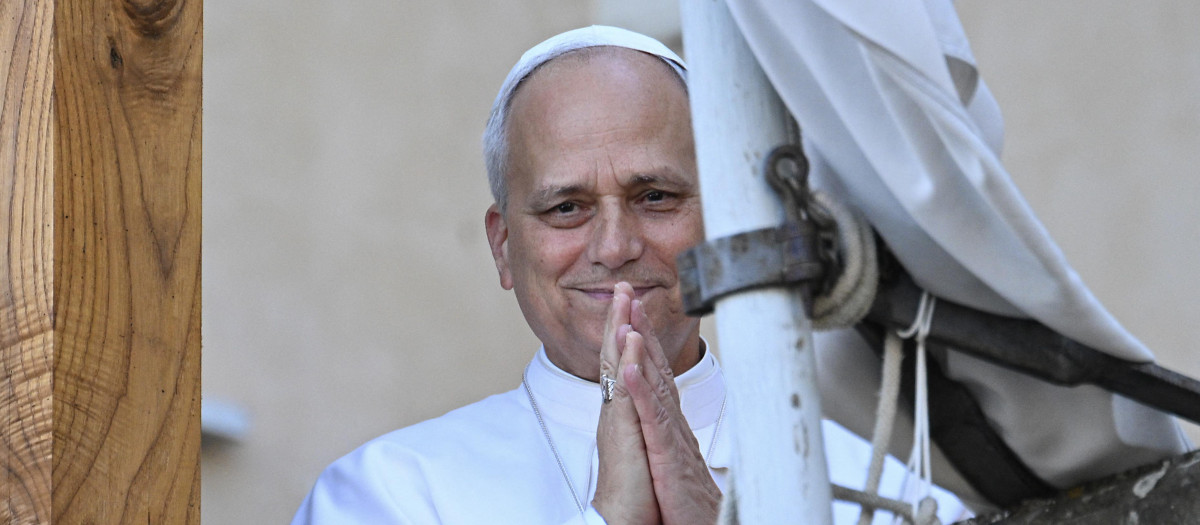 Pope Leone XIV waves the people from the terrace of the summer papal estate where he arrives for a two-week stay in Castel Gandolfo, 40 km southeast of Rome, on July 6, 2025. The newly elected Pope Leo XIV, revives a long-standing papal tradition paused under Francis, as Castel Gandolfo prepares to welcome a pope for the first time in over a decade. (Photo by Andreas SOLARO / AFP)