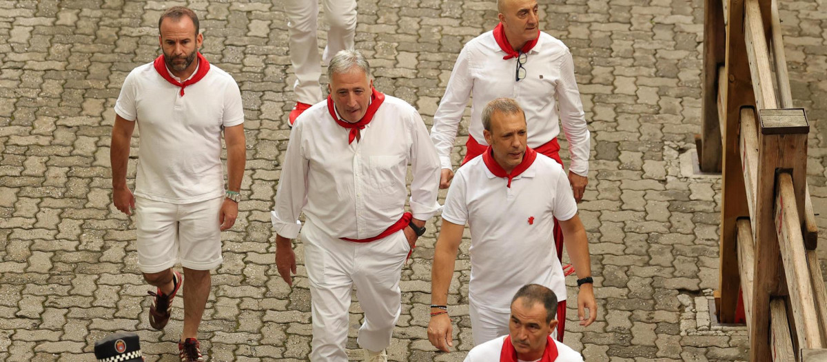 El alcalde de Pamplona, Joseba Asiron (c), asiste al primer encierro de los Sanfermines 2025