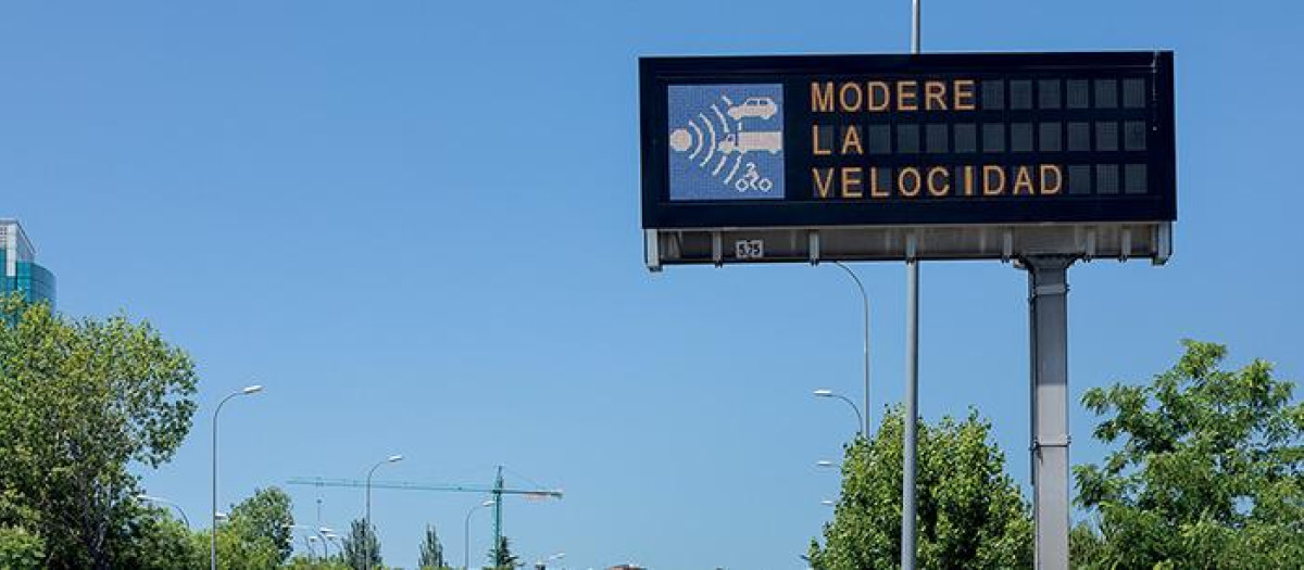 Señal de aviso de radar de tramo en una carretera