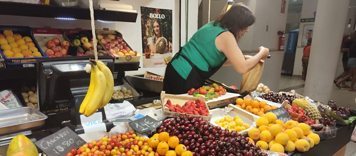Imagen de un puesto de fruta del Mercado Central de Alicante