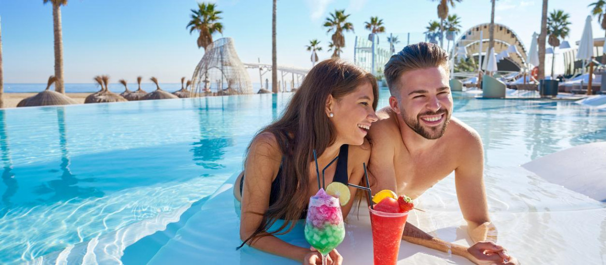 Pareja de vacaciones en un resort del Caribe.