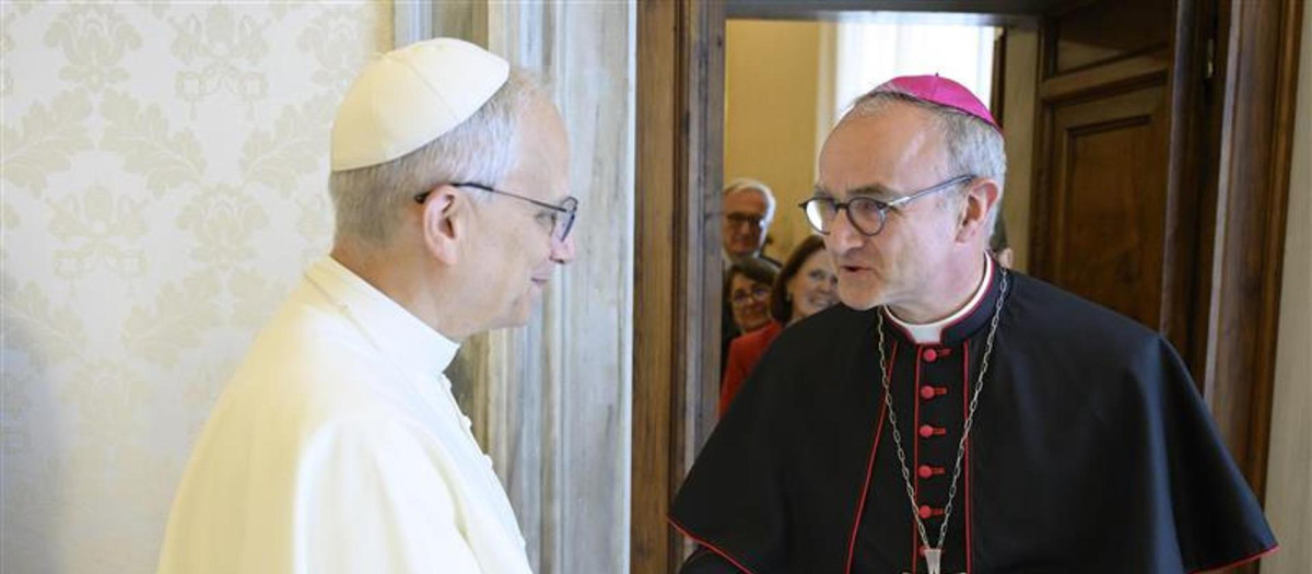 El Papa León XIV saluda este sábado al nuevo presidente de la Pontificia Comisión para la Protección de los Menores, el arzobispo francés Thibault Verny